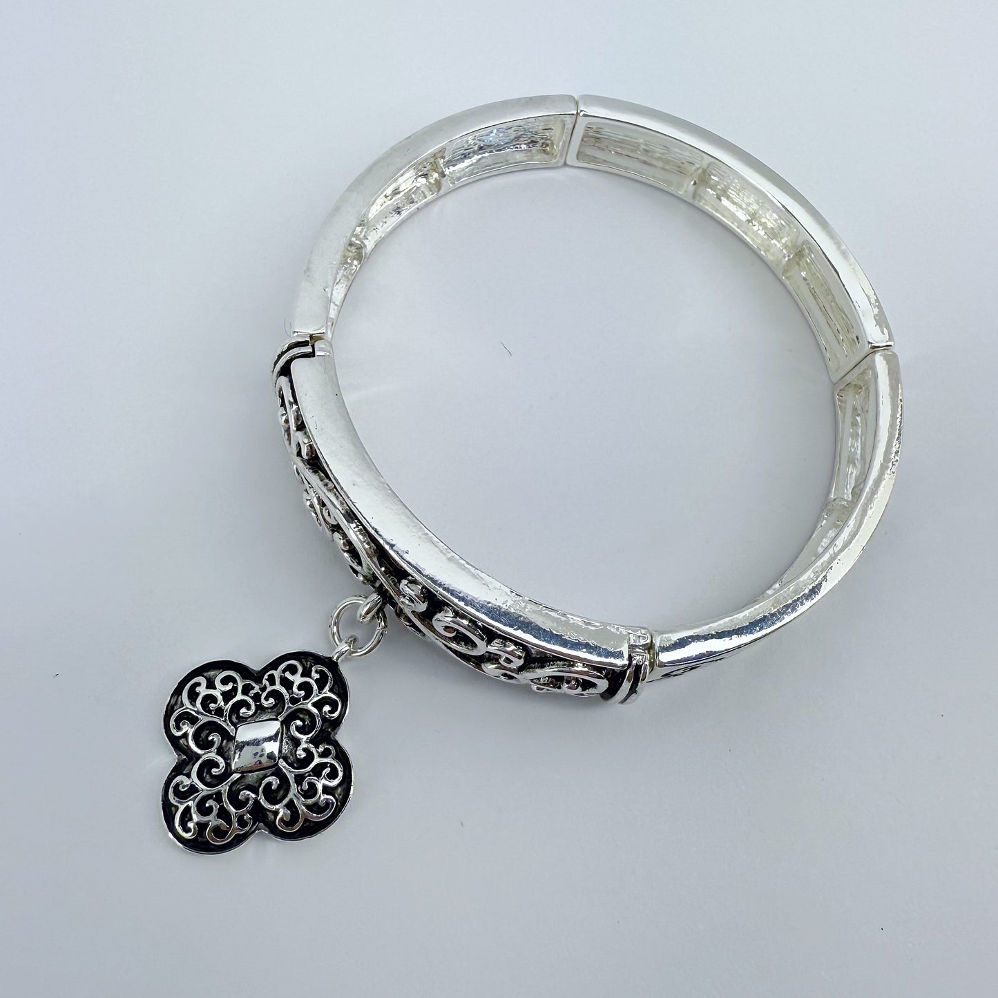 Stretchable Filigree Design Vintage Bracelet With Two Tone Clover Charm