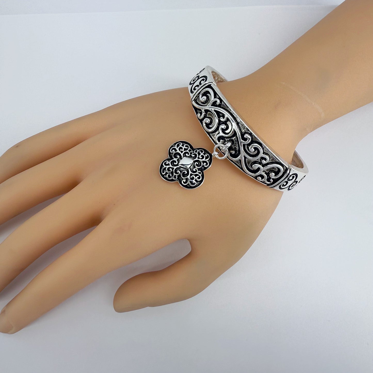 Stretchable Filigree Design Vintage Bracelet With Two Tone Clover Charm